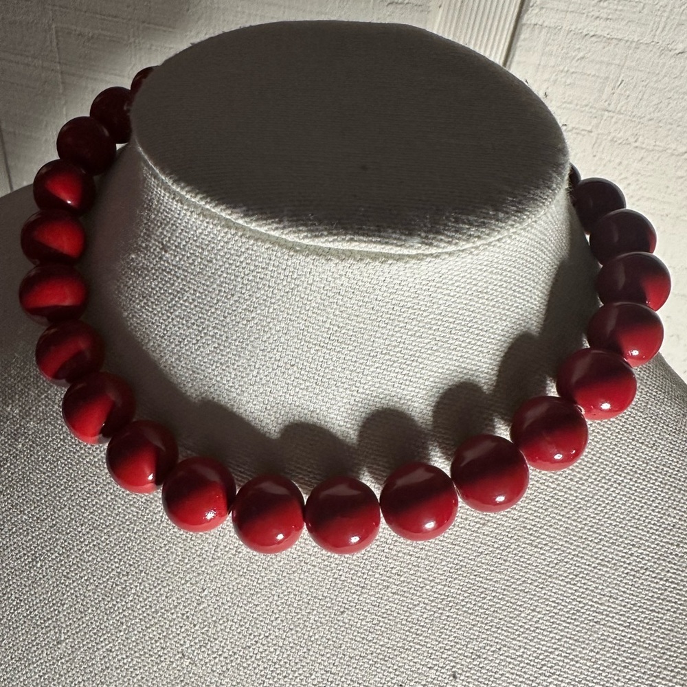 Red gumball style necklace with toggle clasp - Picture 4 of 5